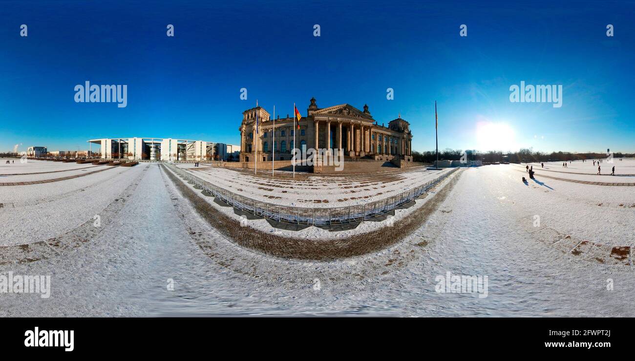 360 x 180 grad-Panorama: Reichstag, Bundeskanzleramt, Paul-Loebe-Haus im Winter, Berlin-Tiergarten. Foto Stock