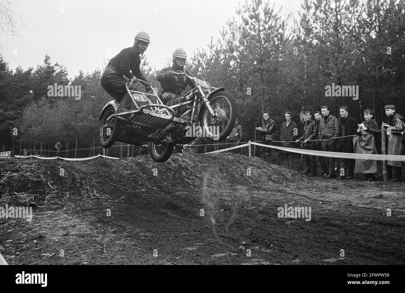 Motorcross Vasse, pilota sidecar C. van Heugten in azione, aprile 23 1966, MOTORCROSS, Paesi Bassi, foto agenzia stampa del XX secolo, notizie da ricordare, documentario, fotografia storica 1945-1990, storie visive, Storia umana del XX secolo, che cattura momenti nel tempo Foto Stock