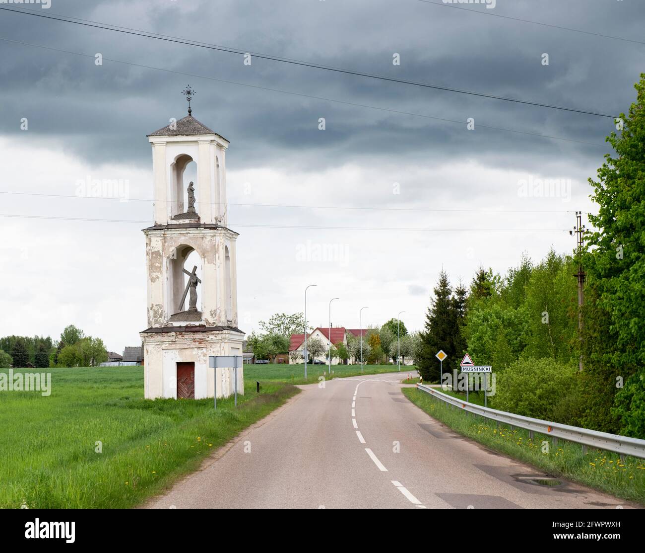 Ingresso al villaggio di Musninkai e alla Cappella di Barbora Radvilaite (Barbara Radziwill), regina della Polonia e dutchessa di Lituania con cielo drammatico nel Foto Stock