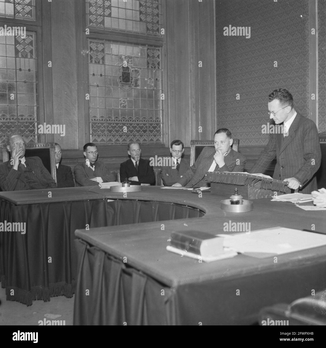 Il Sig. H. Holla apre la prima sessione. Dopo una lunga attesa, finalmente sono iniziate le sessioni del Tribunale, 25 luglio 1945, giustizia, seconda guerra mondiale, Purges, Paesi Bassi, foto agenzia stampa del XX secolo, notizie da ricordare, documentario, fotografia storica 1945-1990, storie visive, Storia umana del XX secolo, che cattura momenti nel tempo Foto Stock