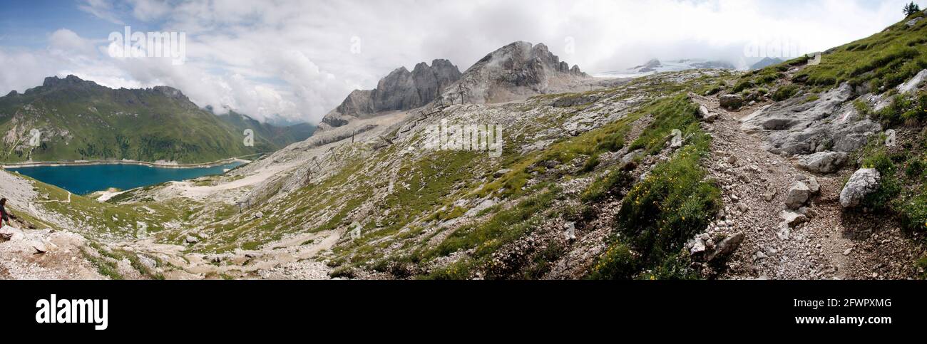 Panorama: auf der Marmolada, unten der Lago di Fedaia, Dolomiten, Italien. Foto Stock