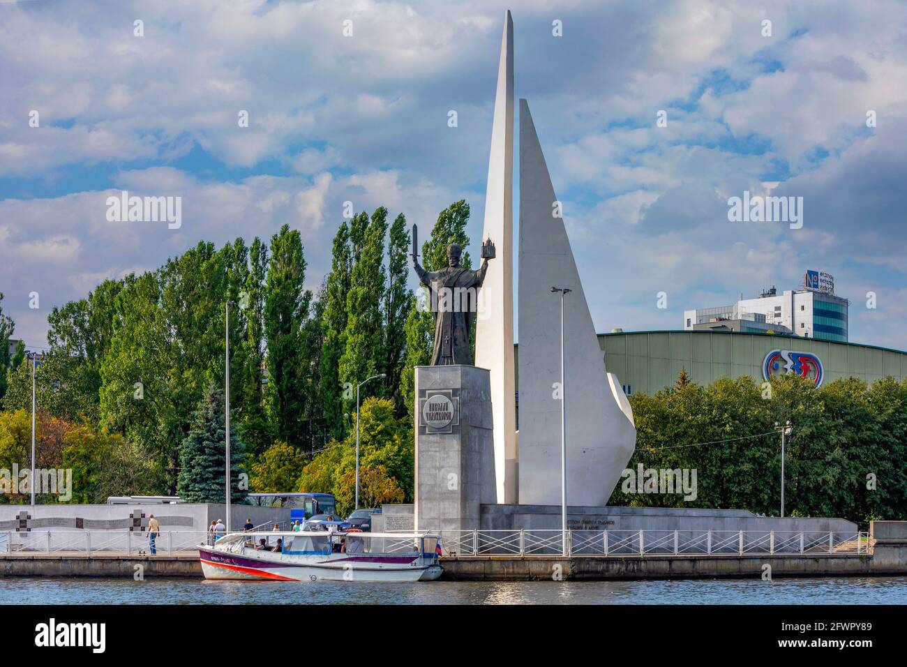 Kaliningrad, monumento ai pionieri della flotta peschereccia sull'argine di Pietro il Grande Foto Stock