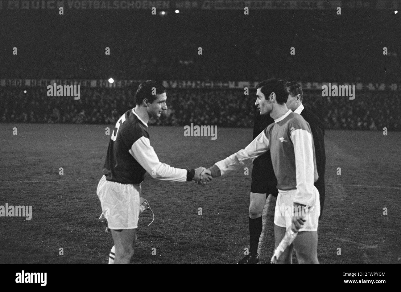 Cor Veldhoen (a sinistra) con il capitano dell'arsenale Frank McLintock durante il lancio, il 14 novembre 1967, sport, calcio, Paesi Bassi, foto agenzia stampa del xx secolo, notizie da ricordare, documentario, fotografia storica 1945-1990, storie visive, Storia umana del XX secolo, che cattura momenti nel tempo Foto Stock