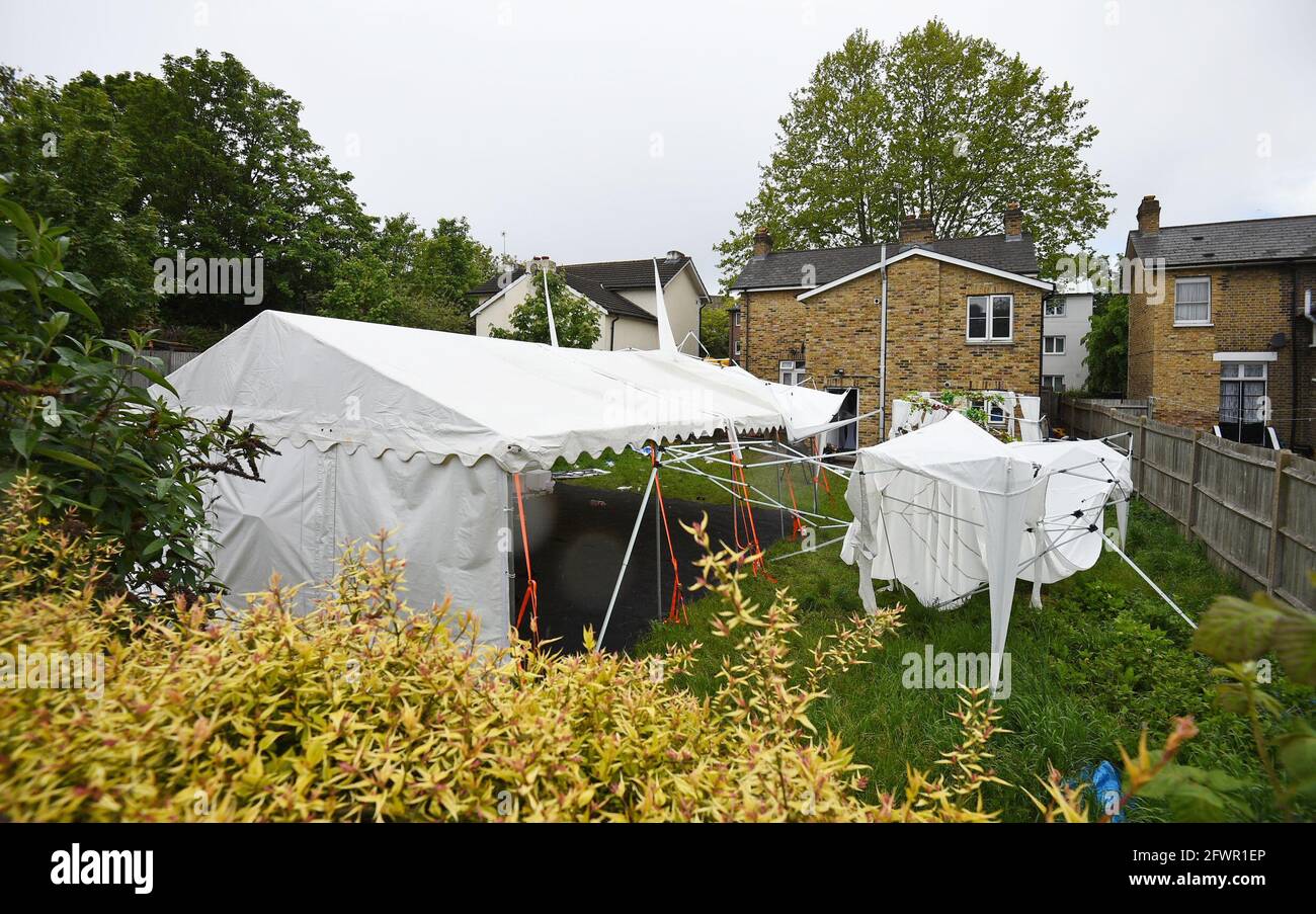Una tenda nel giardino di una casa in Consort Road, Peckham, a sud-est di Londra, che è sorvegliata da agenti di polizia che indagano la sparatoria di nero Equal rights attivista e madre-di-tre Sasha Johnson durante le prime ore della domenica. Data immagine: Lunedì 24 maggio 2021. Foto Stock
