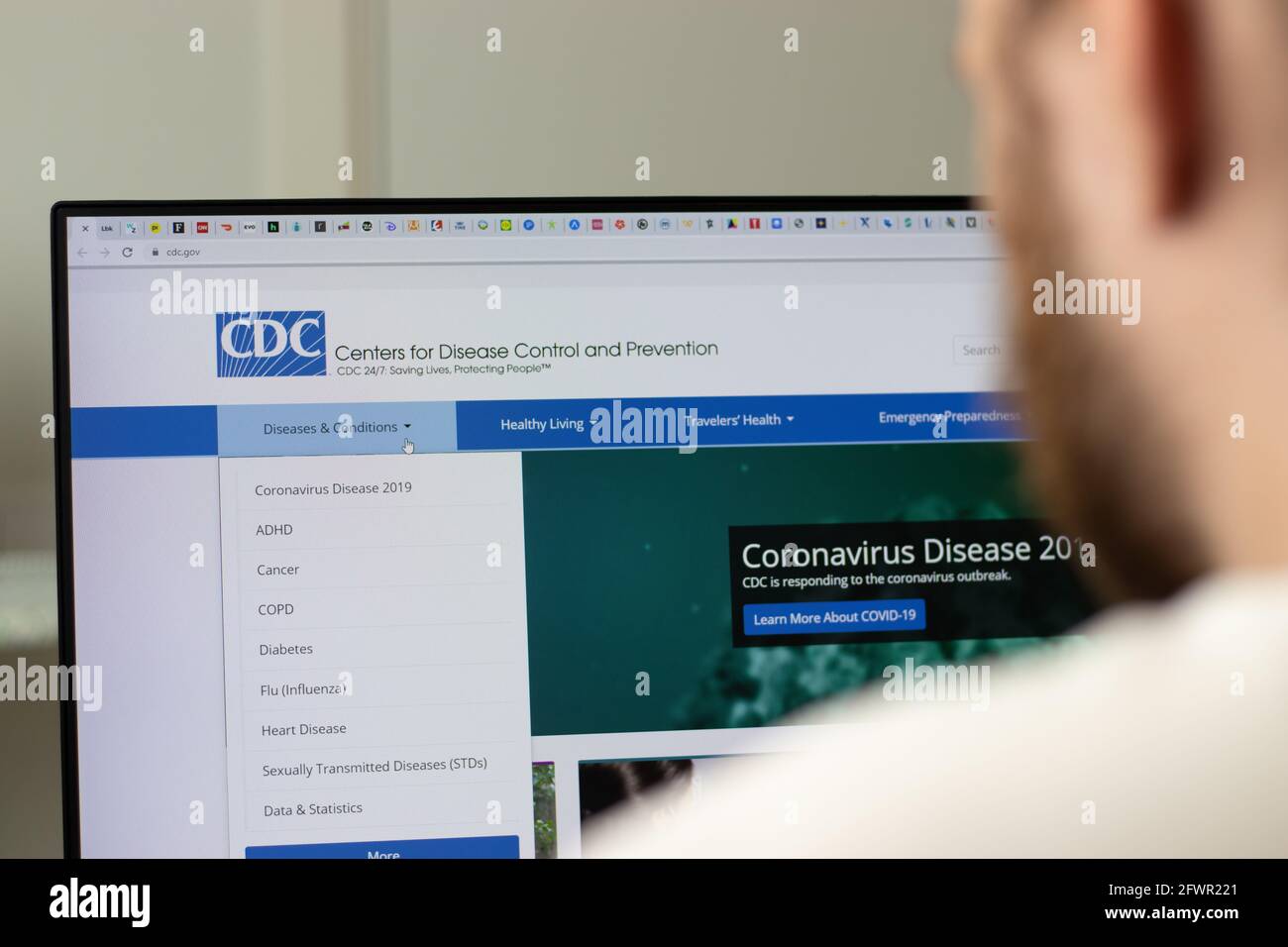 New York, USA - 1 maggio 2021: Sito web della CDC Centers for Disease Control and Prevention Company su schermo, editoriale illustrativo Foto Stock