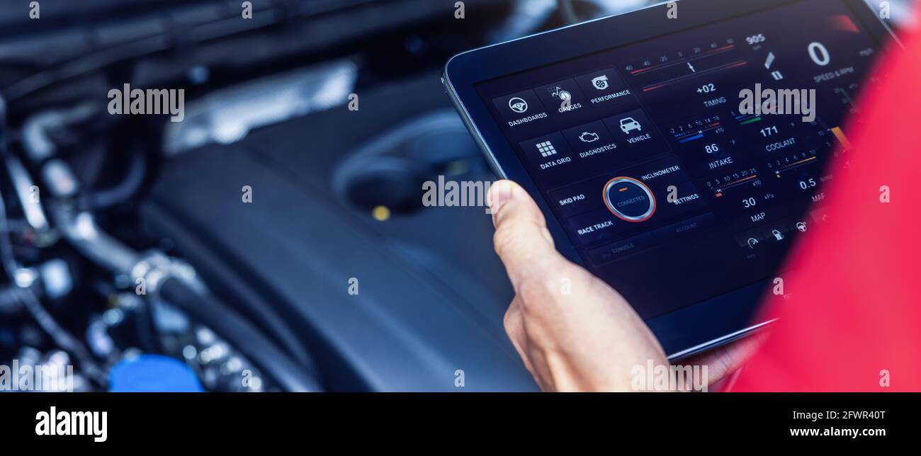 meccanico di servizio auto con tablet digitale con software di diagnostica per controllare le condizioni del motore. ispezione del veicolo. banner Foto Stock