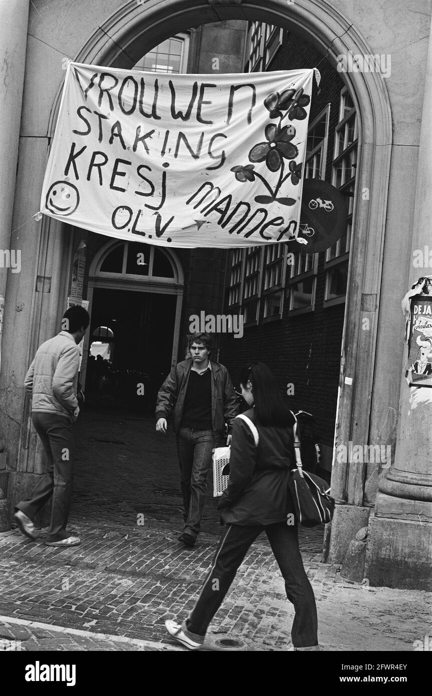 National Women's Strike Day, barca attraverso i canali di Amsterdam, 30 marzo 1981, barche, canali, Scioperi, donne, Descrizione National Women's Strike Day, Old Manhouse gate dove gli uomini stavano tendendo una creche con banner, 30 marzo 1981, CRECHES, UOMINI, Banner, Paesi Bassi, foto agenzia stampa del XX secolo, notizie da ricordare, documentario, fotografia storica 1945-1990, storie visive, Storia umana del XX secolo, che cattura momenti nel tempo Foto Stock