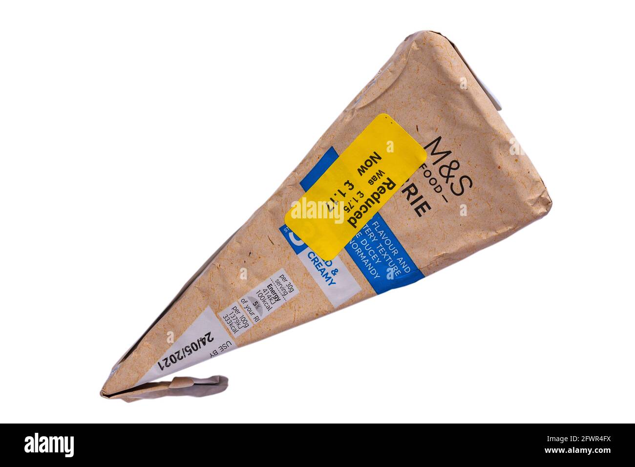 Confezione di adesivo a prezzo ridotto M&S Brie isolato su sfondo bianco - riduzione di prezzo, riduzione di prezzo Foto Stock