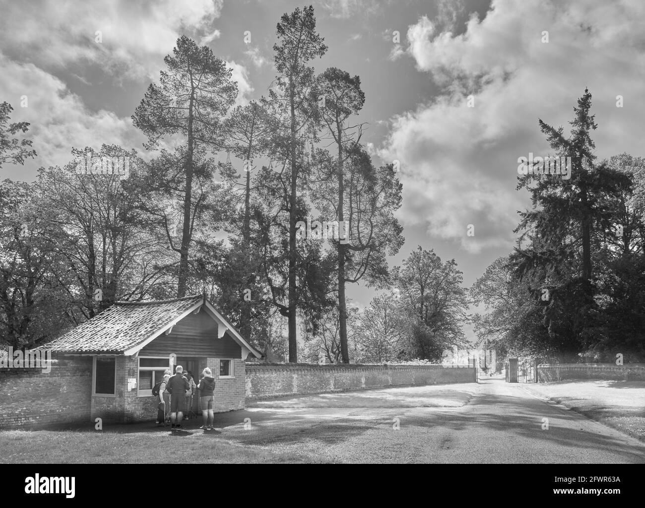 Un gruppo di visitatori coda all'ingresso dei giardini della casa di Sandringham, la casa di campagna della Regina d'Inghilterra a Norfolk, maggio 2021. Foto Stock