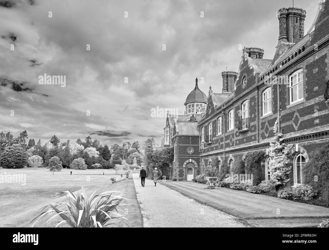 Una passeggiata di coppia dalla facciata sud della casa di Sandringham, la casa di campagna della Regina d'Inghilterra a Norfolk, chiuso a causa della covid-19, maggio 2021. Foto Stock