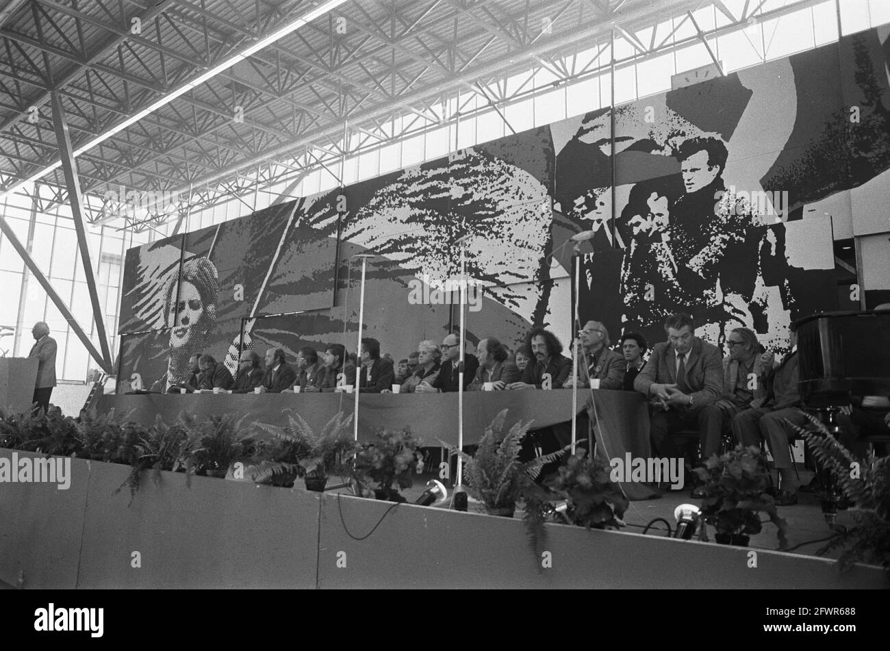 CPN-manifestazione in RAI, panoramica presidium, numero 20 Alderman R. van der Velde, 20 ottobre 1973, Paesi Bassi, foto agenzia stampa del XX secolo, notizie da ricordare, documentario, fotografia storica 1945-1990, storie visive, Storia umana del XX secolo, che cattura momenti nel tempo Foto Stock