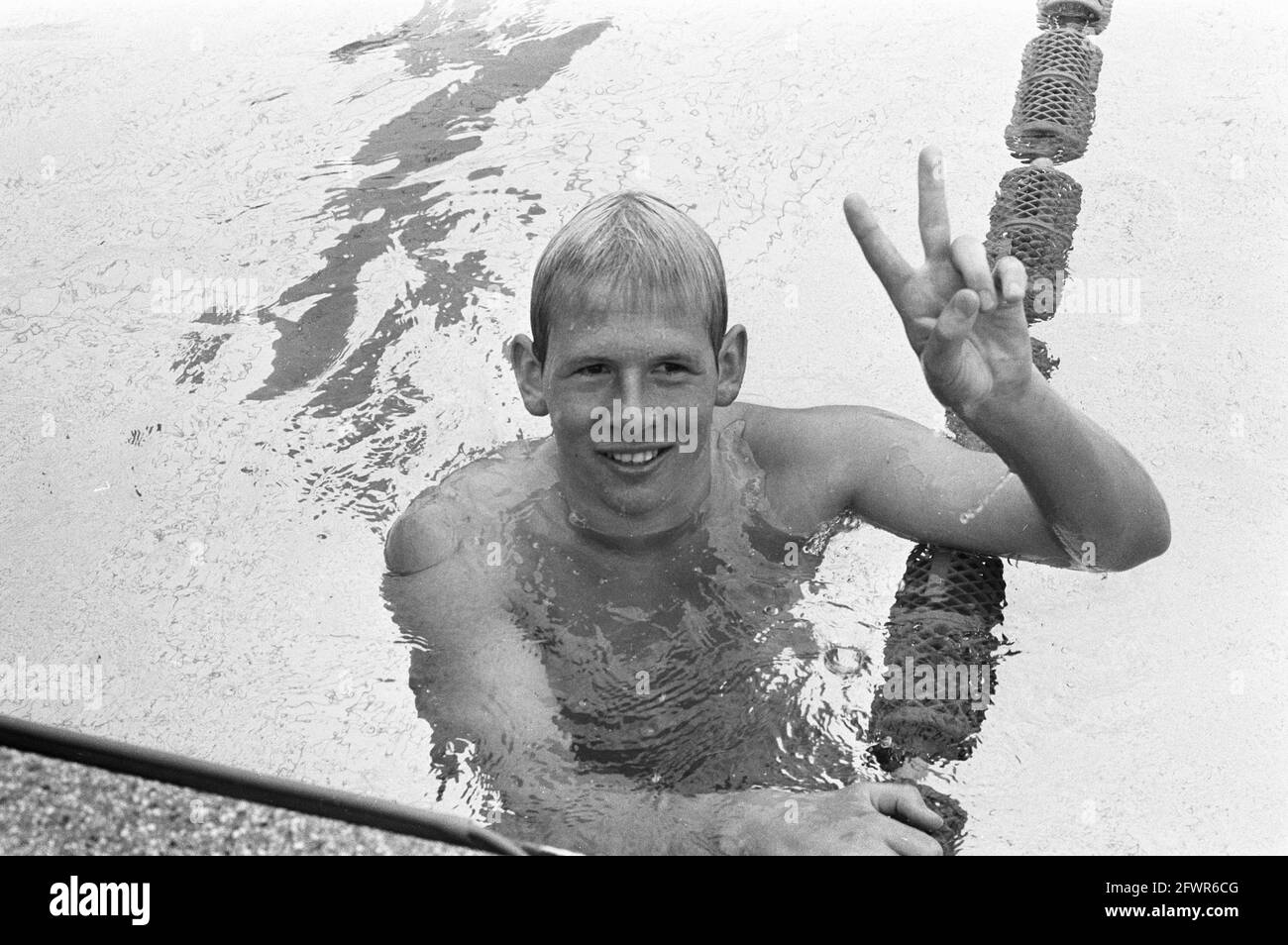 Campionati nazionali di nuoto a Utrecht, Ton van Klooster Made V gesture, 26 luglio 1972, nuoto, Paesi Bassi, foto agenzia stampa del xx secolo, notizie da ricordare, documentario, fotografia storica 1945-1990, storie visive, Storia umana del XX secolo, che cattura momenti nel tempo Foto Stock
