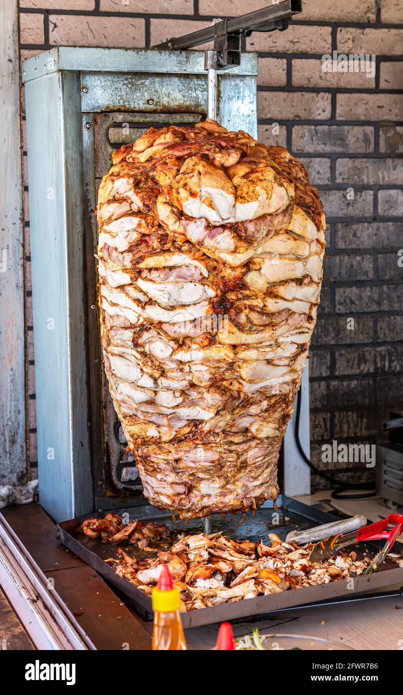 Tradizionale cibo veloce Döner Kebab carne su una griglia rotante. Shawarma è uno dei più popolari di fast food Foto Stock
