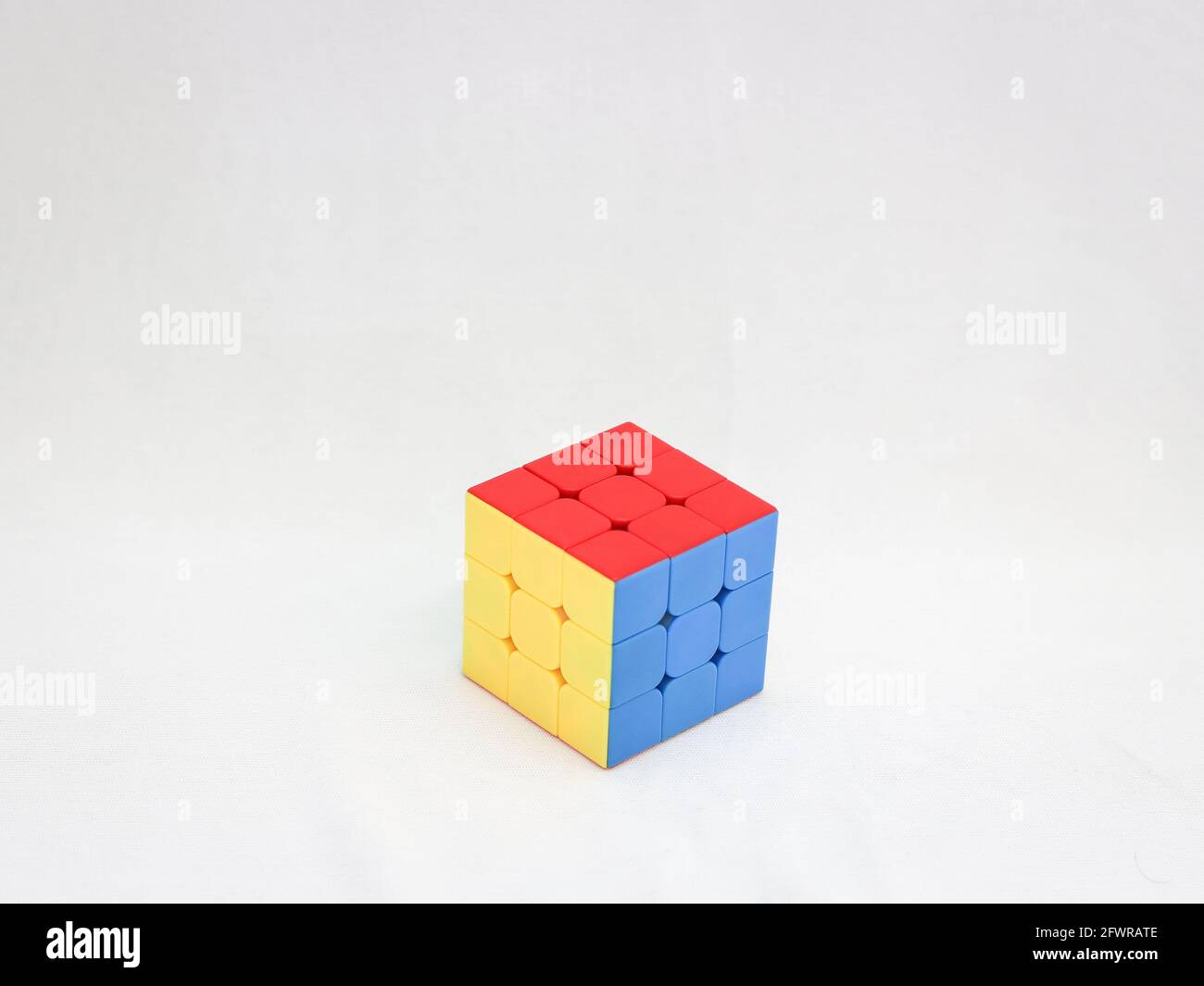 cubo di puzzle 3x3 utilizzato per aumentare la capacità di risoluzione dei problemi isolato in uno sfondo bianco Foto Stock