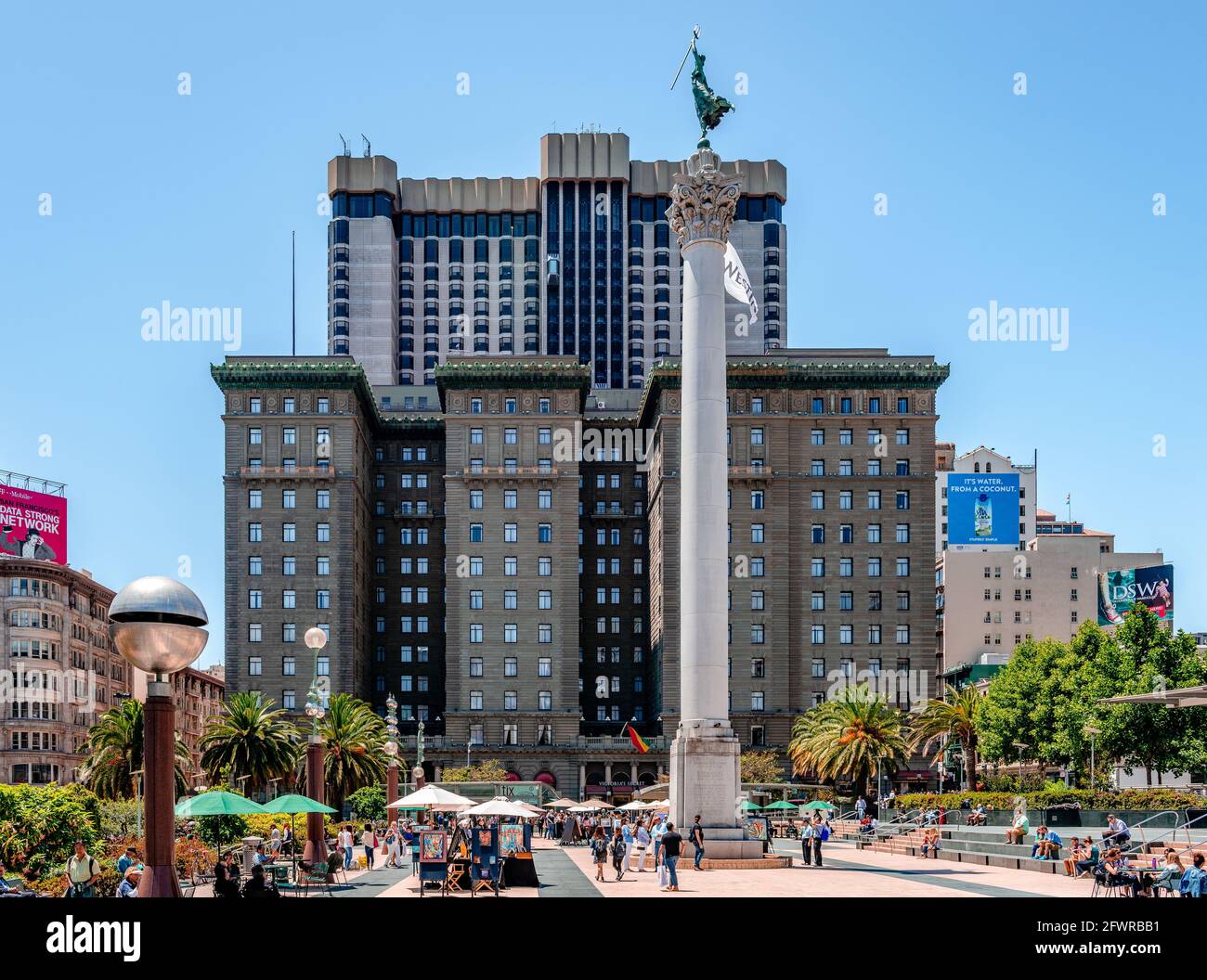 San Francisco, CA / USA - 16 luglio 2015: Vista di Union Square con il Westin St. Francis Hotel e la statua della Vittoria in cima al Dewey Monument. Foto Stock