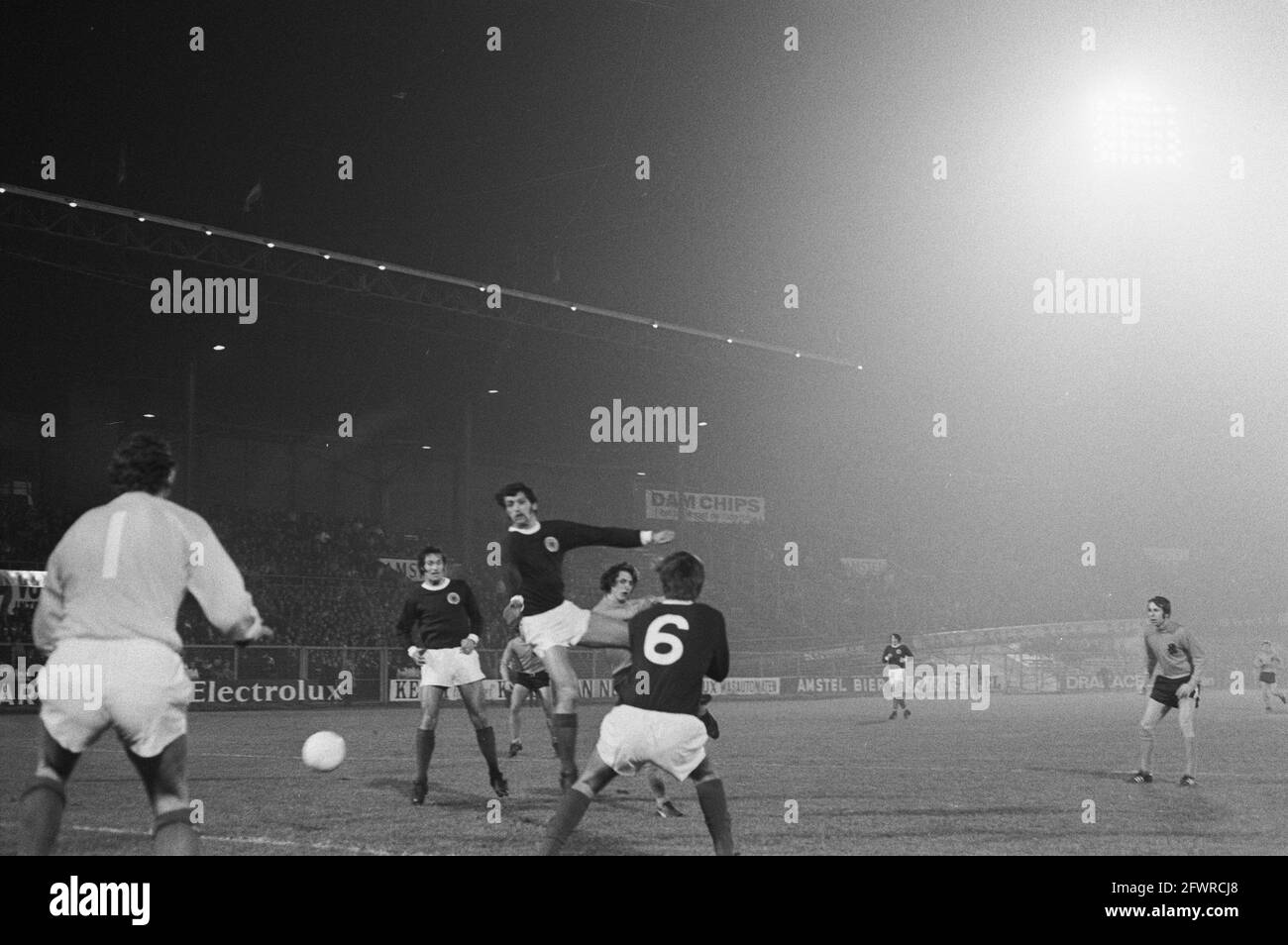 Olanda / Scozia 2-1, Goal by Cruijff, 1 dicembre 1971, sport, Calcio, Paesi Bassi, foto agenzia stampa del XX secolo, notizie da ricordare, documentario, fotografia storica 1945-1990, storie visive, Storia umana del XX secolo, che cattura momenti nel tempo Foto Stock