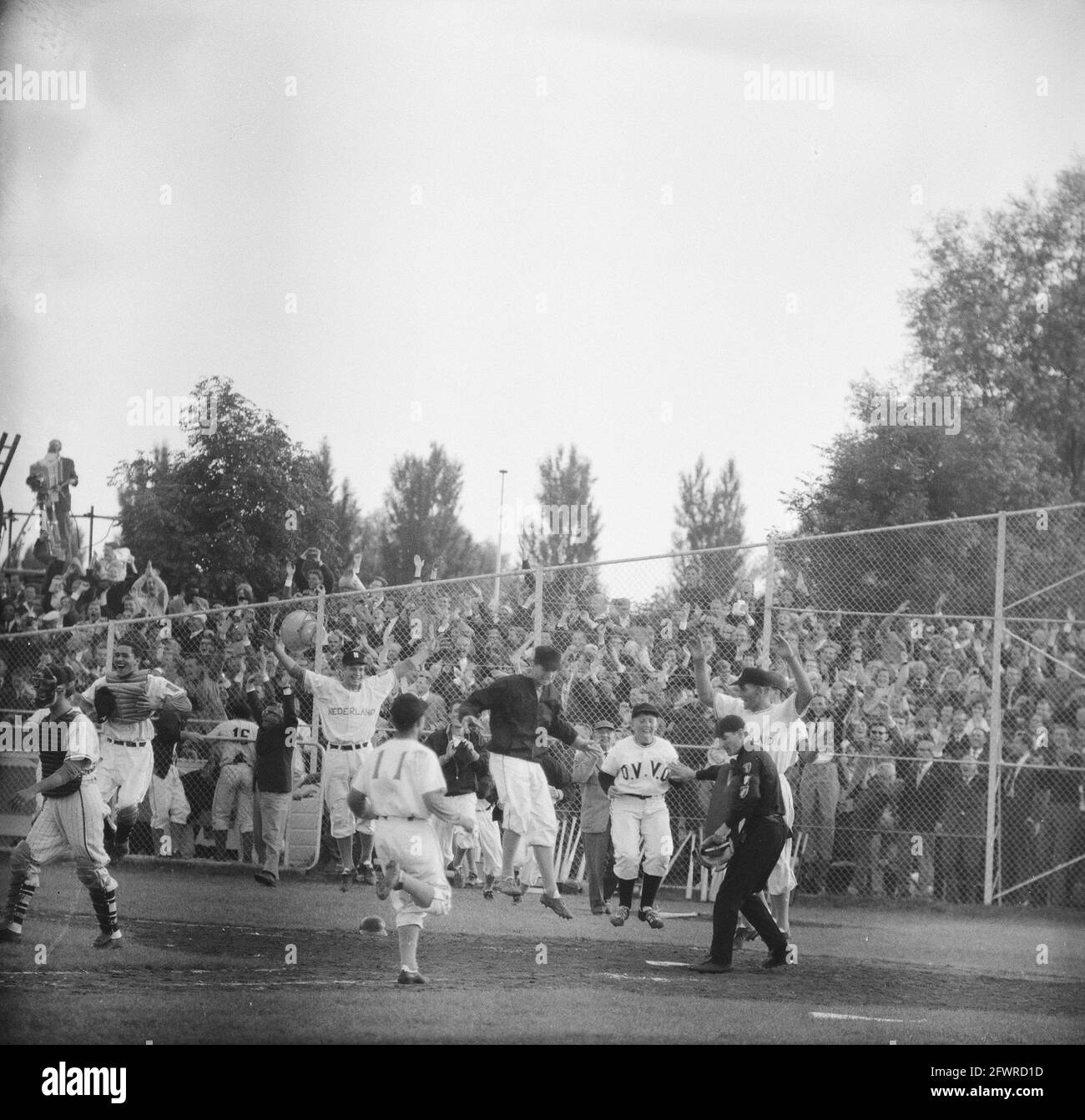 Paesi Bassi, campione europeo di baseball, Hoffmann (m), estrema destra Urbanus Arrindel in esecuzione a casa, 29 luglio 1962, baseball, campioni, I Paesi Bassi, foto agenzia stampa del XX secolo, notizie da ricordare, documentario, fotografia storica 1945-1990, storie visive, Storia umana del XX secolo, che cattura momenti nel tempo Foto Stock