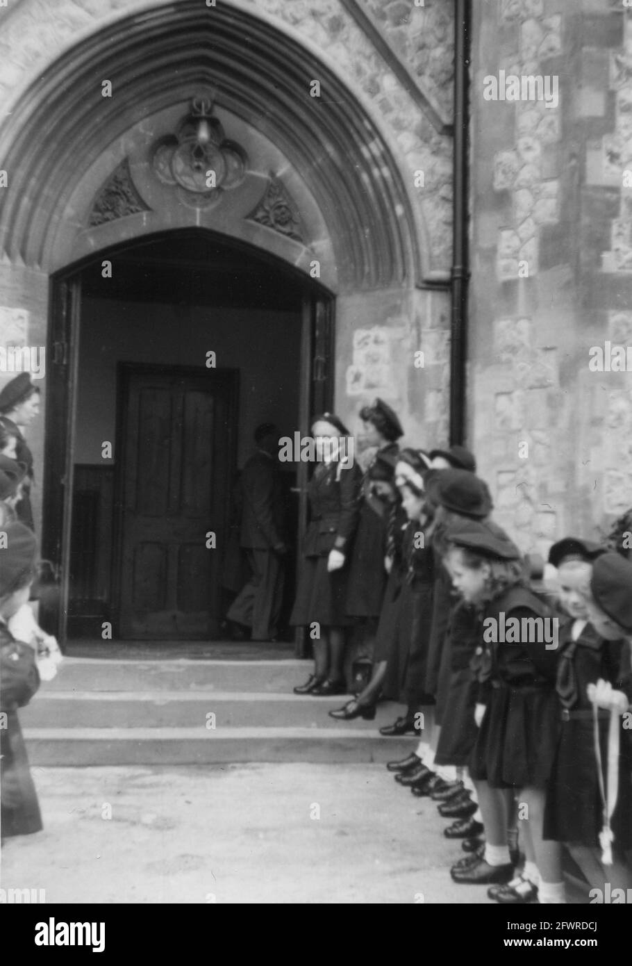 I membri della Brigata della vita delle ragazze formano una guardia d’onore all’ingresso della United Reformed Church, Bexley, nel sud-est di Londra. Fine degli anni '40. Foto Stock