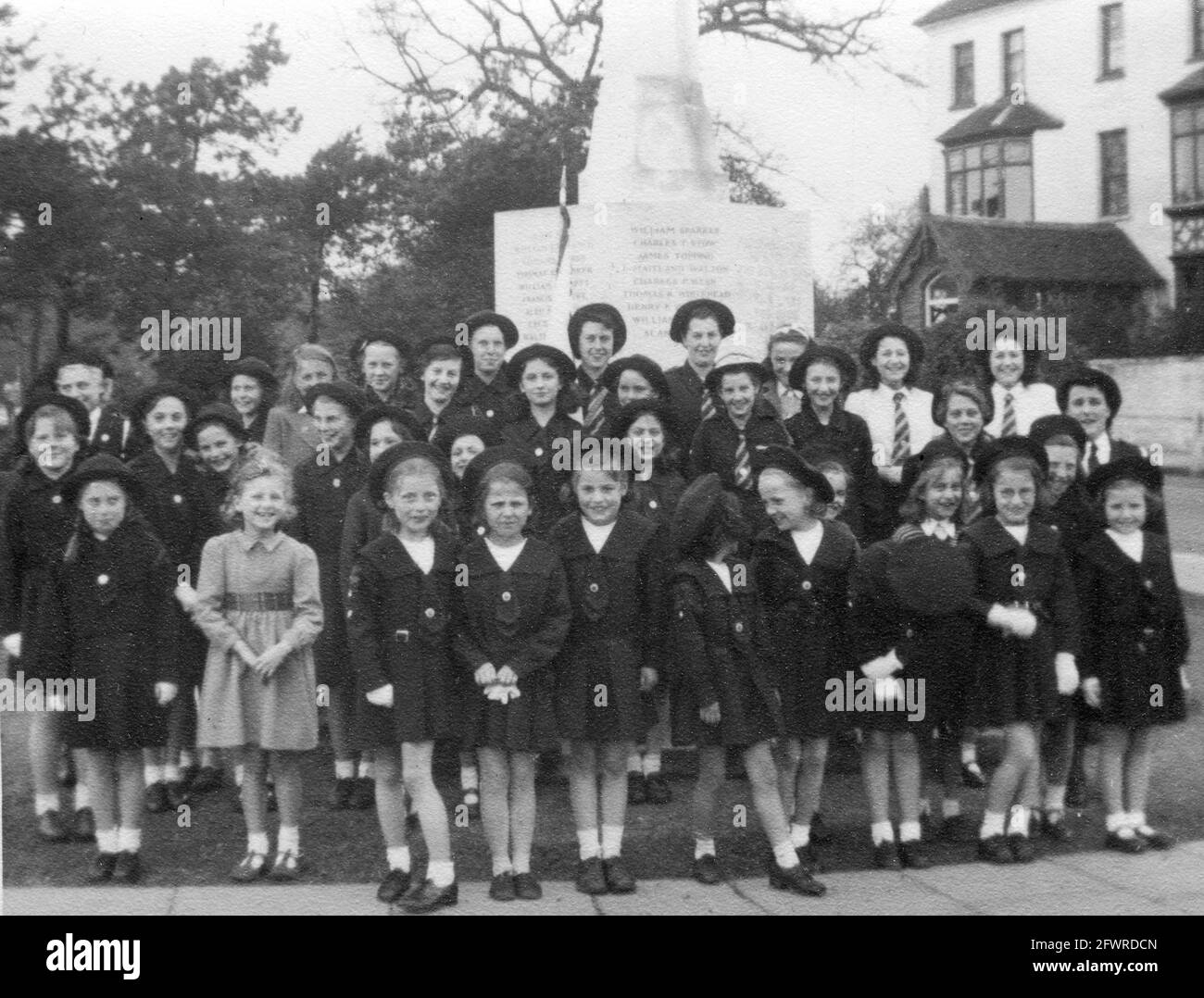 I membri della Brigata della vita delle ragazze in posa per una fotografia di gruppo davanti al memoriale di guerra a Bexley, nel sud-est di Londra. Fine degli anni '40. Foto Stock