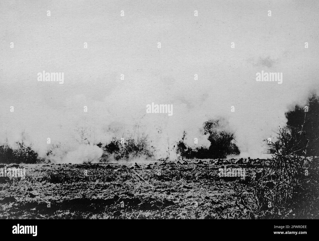 Una diga di fumo si è posta davanti alle forze americane avanzate della 77a divisione di fanteria durante un attacco alla foresta di Argonne nell'ottobre 1918. Foto Stock