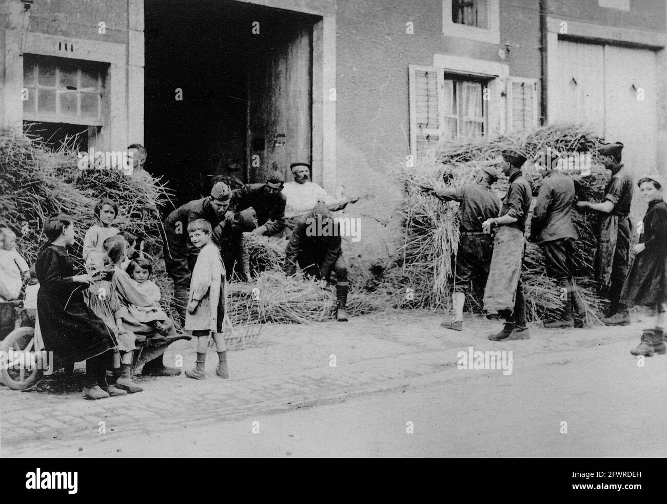 Dietro le righe, i soldati americani erano di grande aiuto ai contadini francesi. Il ‘Yank’ ha spesso offerto i suoi servizi, soprattutto durante il raccolto. 1918 Foto Stock