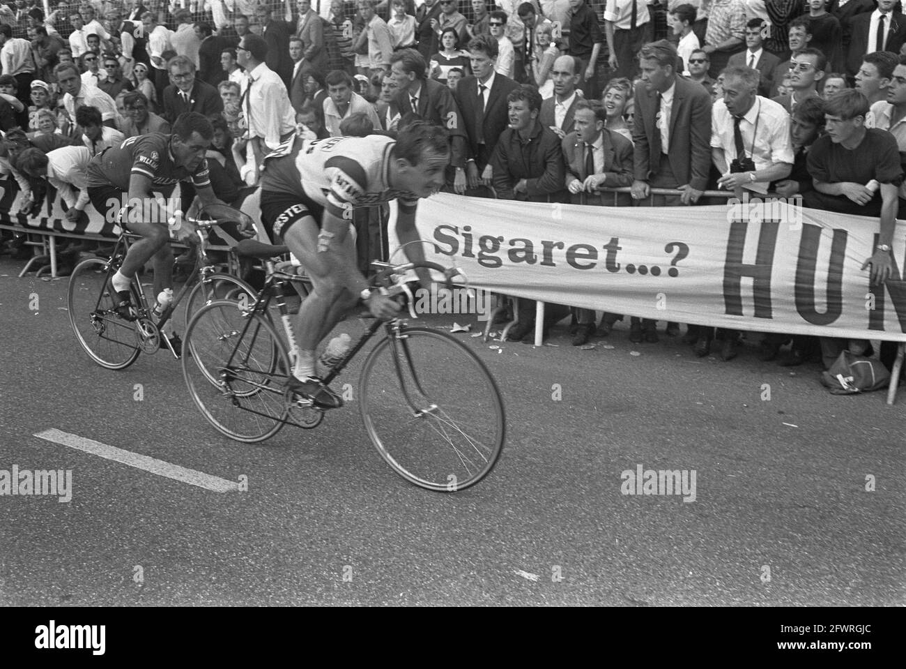 Campionato olandese di ciclismo su strada per professionisti a Beek. EEF Dolman (destra) e Jo de Roo in azione, 30 luglio 1967, Campionati olandesi, corse su ruote, I Paesi Bassi, foto agenzia stampa del XX secolo, notizie da ricordare, documentario, fotografia storica 1945-1990, storie visive, Storia umana del XX secolo, che cattura momenti nel tempo Foto Stock