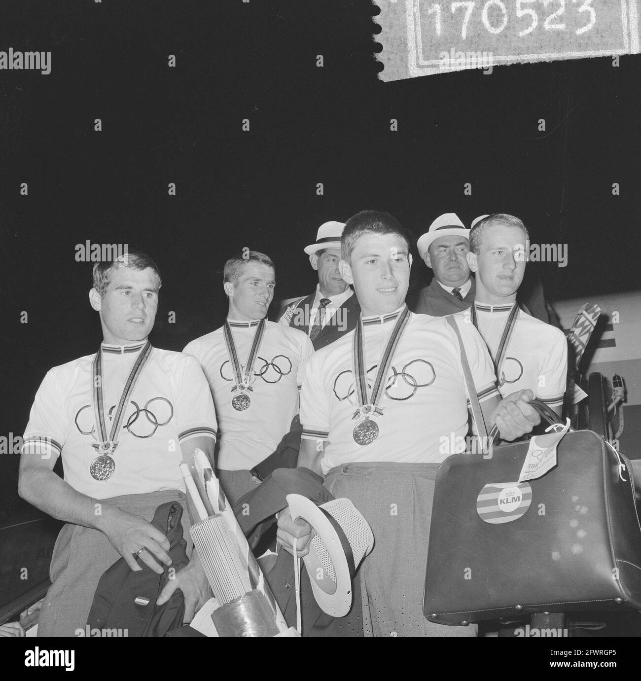 Squadra olimpica olandese torna arrivo Schiphol, la squadra ciclistica da sinistra a destra Gerben Karstens, Bart Zoet, Jan Pieterse ed Evert Dolman, 25 ottobre 1964, arrivi, squadre ciclistiche, I Paesi Bassi, foto agenzia stampa del XX secolo, notizie da ricordare, documentario, fotografia storica 1945-1990, storie visive, Storia umana del XX secolo, che cattura momenti nel tempo Foto Stock