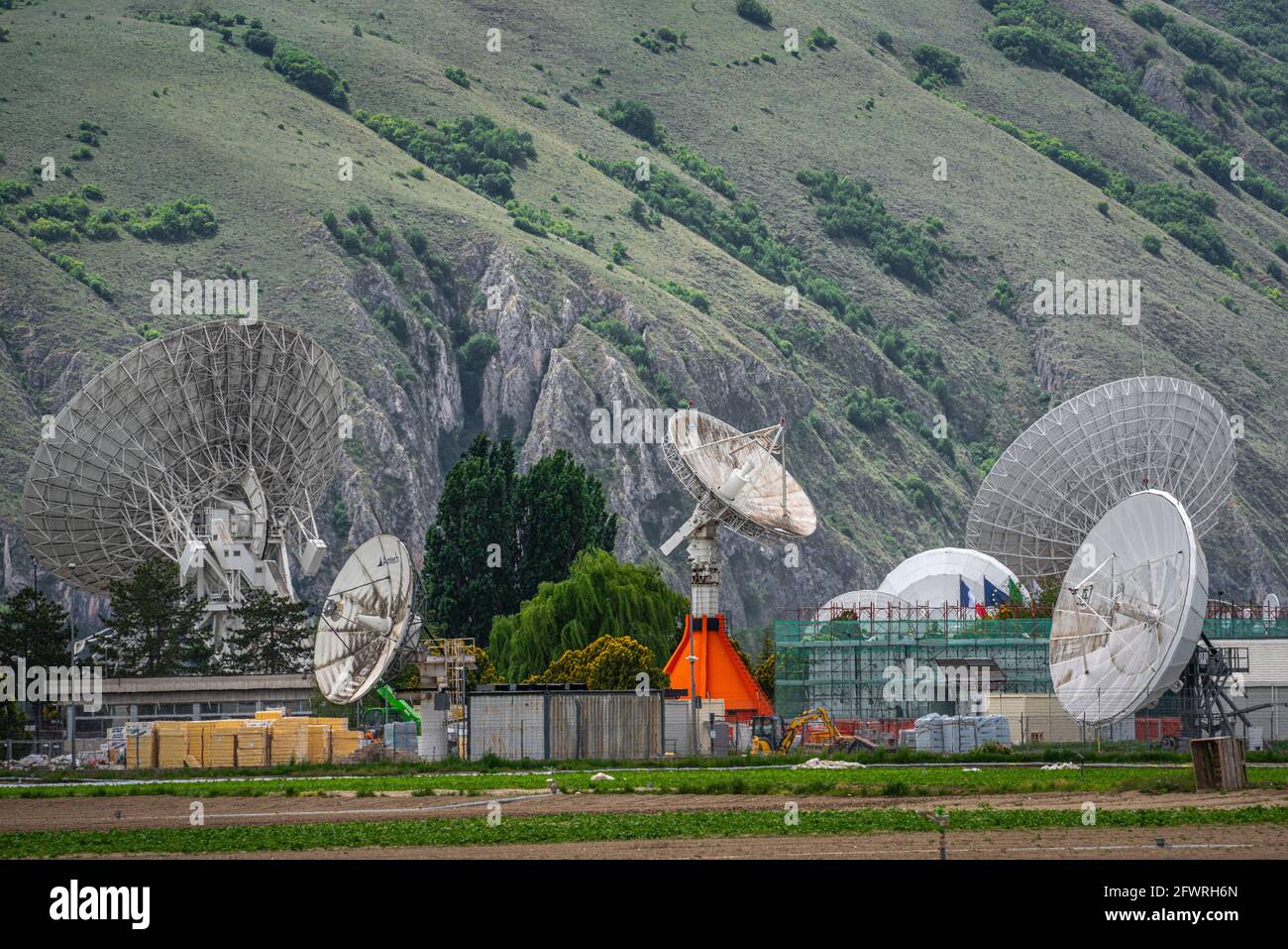 Centro spaziale Telespazio a Fucino. Antenna parabolica per i satelliti in orbita e i servizi di telecomunicazione. Abruzzo, Italia, Europa Foto Stock