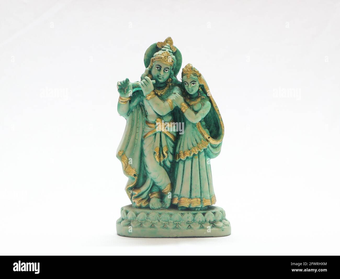 dio indù lord krishna e radha scultura isolato in un sfondo bianco Foto Stock