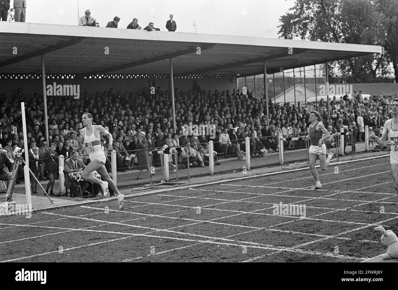Campionato olandese di atletica Rotterdam. Numero 8 Finish 400m Men R. van den Heuvel e 10.11, 13 agosto 1967, atletica, finali, campionati, I Paesi Bassi, foto agenzia stampa del XX secolo, notizie da ricordare, documentario, fotografia storica 1945-1990, storie visive, Storia umana del XX secolo, che cattura momenti nel tempo Foto Stock