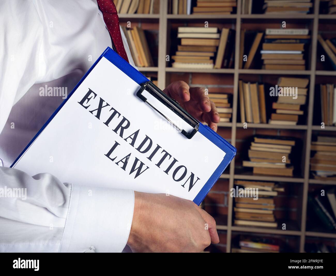 L'avvocato dell'immigrazione detiene la legge di estradizione con gli appunti. Foto Stock