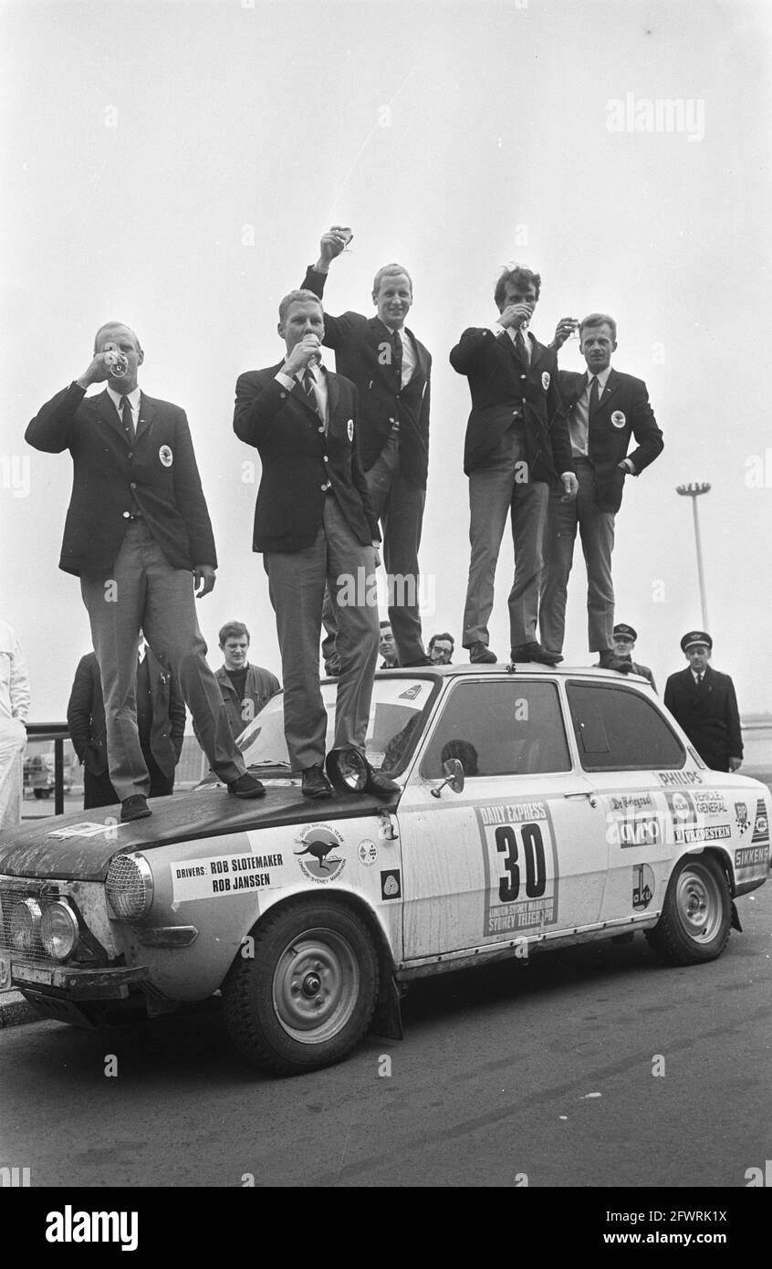 I partecipanti olandesi alla maratona di Londra Sydney tornano a Schiphol Slotemaker, v. Lennep, Hissink, Janssen e il manager Koch sul tetto delle vetture, 23 dicembre 1968, vetture, partecipanti, Manager, Paesi Bassi, foto agenzia stampa del XX secolo, notizie da ricordare, documentario, fotografia storica 1945-1990, storie visive, Storia umana del XX secolo, che cattura momenti nel tempo Foto Stock