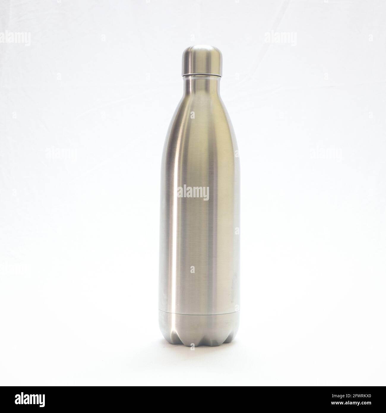 thermos da vuoto in argento lucido isolato su fondo bianco Foto Stock