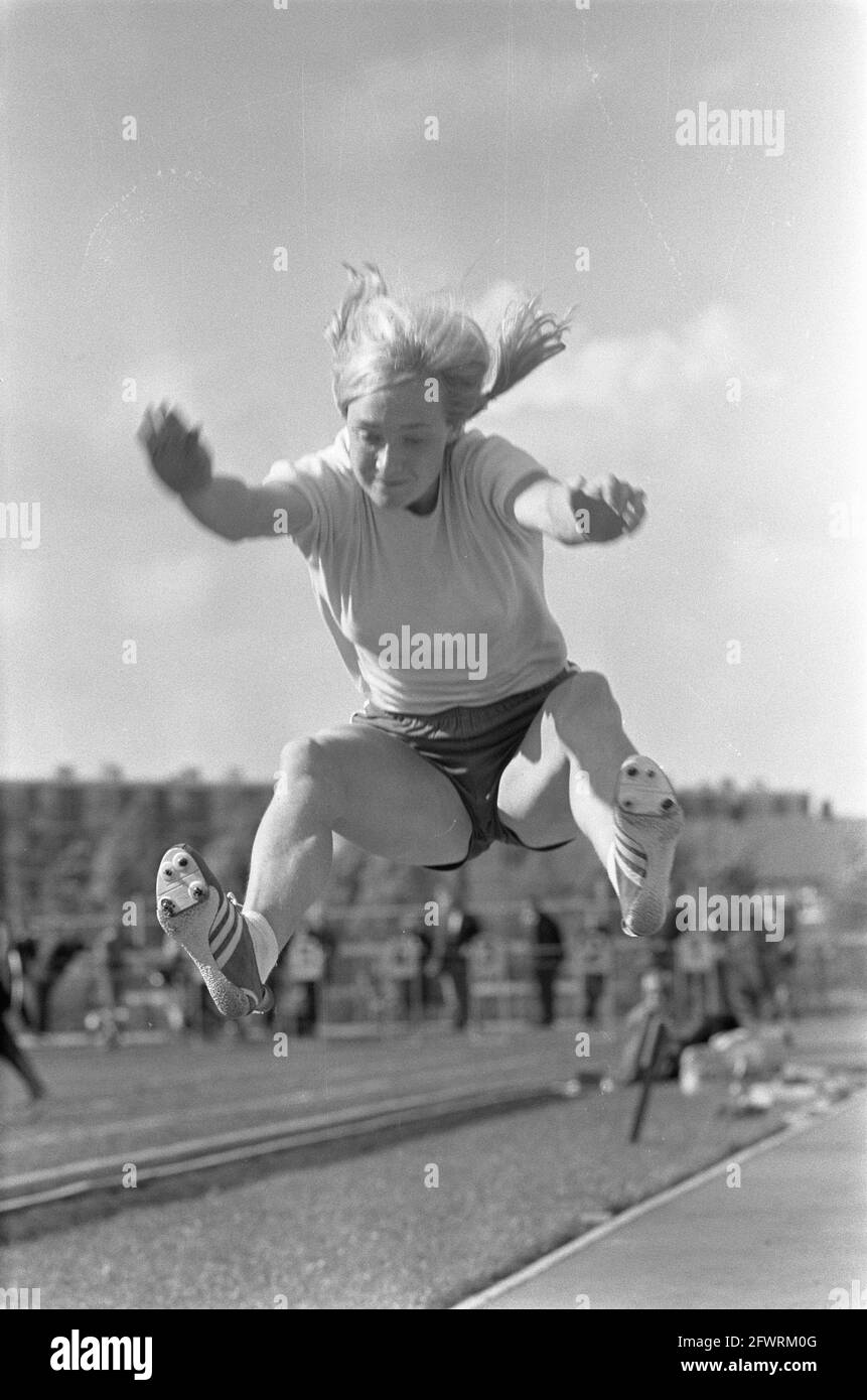 Dutch National Championships Athletics, Corrie Bakker (salto lungo) in azione, 6 agosto 1966, ATLETICA, CAMPIONATI, SPRINGS, Paesi Bassi, foto agenzia stampa del XX secolo, notizie da ricordare, documentario, fotografia storica 1945-1990, storie visive, Storia umana del XX secolo, che cattura momenti nel tempo Foto Stock