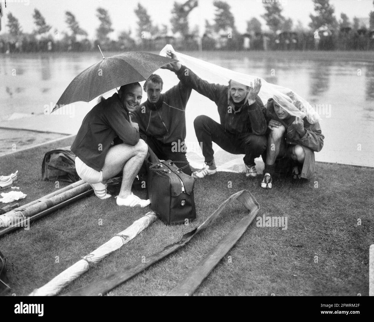 Campionato nazionale olandese Atletica, pioggia, 7 agosto 1966, ATLETICA, CAMPIONATI, PIOGGIA, Paesi Bassi, foto agenzia stampa del XX secolo, notizie da ricordare, documentario, fotografia storica 1945-1990, storie visive, Storia umana del XX secolo, che cattura momenti nel tempo Foto Stock