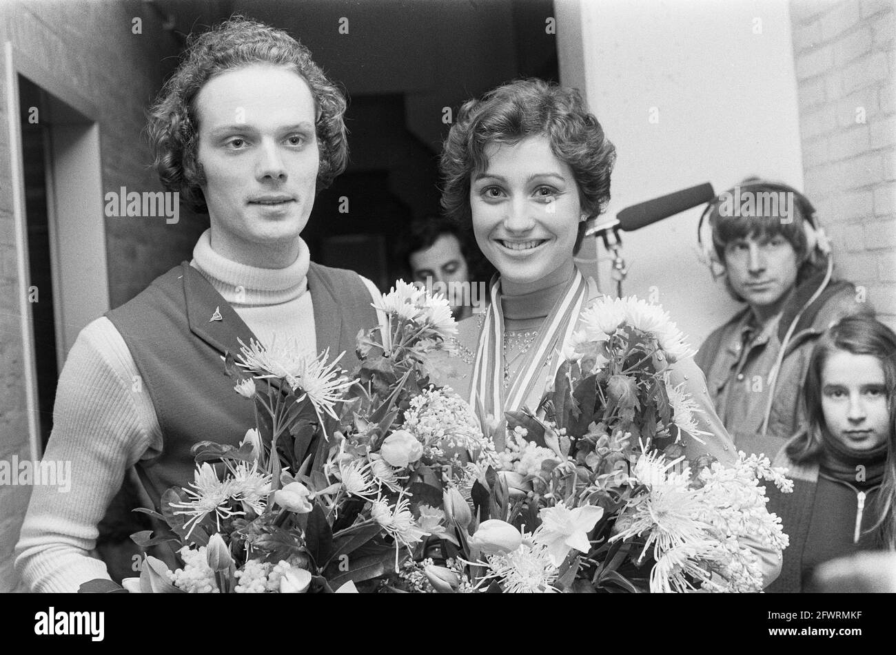 I campionati olandesi di pattinaggio su ghiaccio ad Edenhal ad Amsterdam; Rob Ouwerkerk (l) e Diane de Leeuw, 18 gennaio 1975, BLOOMS, Championships, pattinaggio di figura, Paesi Bassi, foto agenzia stampa del XX secolo, notizie da ricordare, documentario, fotografia storica 1945-1990, storie visive, Storia umana del XX secolo, che cattura momenti nel tempo Foto Stock