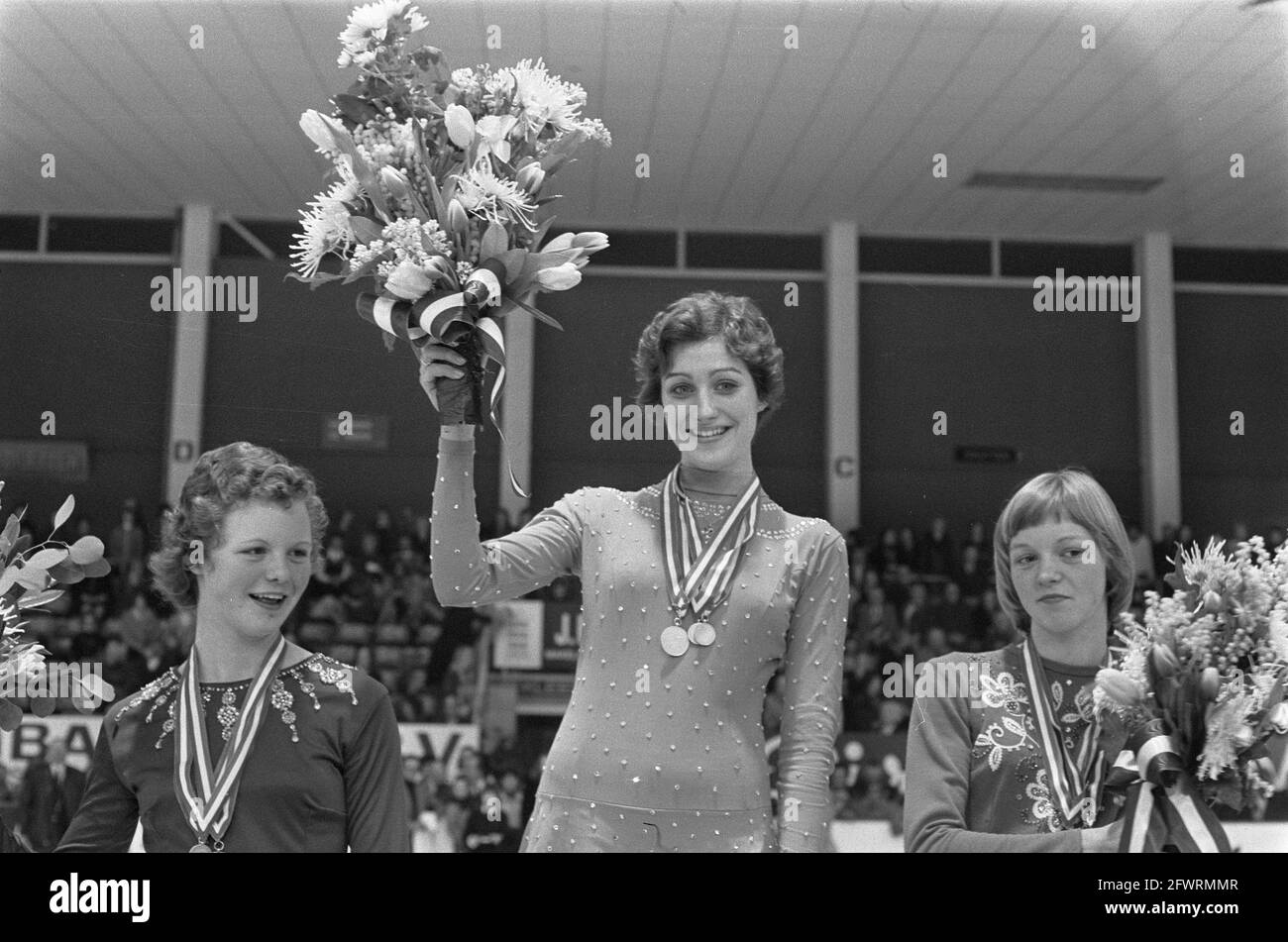 Campionati olandesi di pattinaggio su ghiaccio ad Edenhal ad Amsterdam; Diane de Leeuw (m) e campioni giovanili, 18 gennaio 1975, CAMPIONATI, onorificenze, pattinaggio di figura, Paesi Bassi, foto agenzia stampa del XX secolo, notizie da ricordare, documentario, fotografia storica 1945-1990, storie visive, Storia umana del XX secolo, che cattura momenti nel tempo Foto Stock