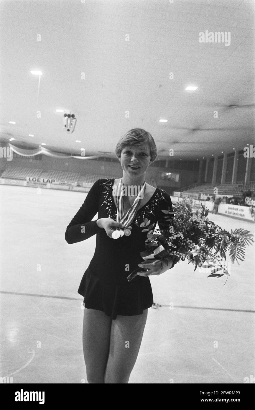 Campionato olandese pattinaggio a figura; Anne Marie Verlaan con medaglie, 15 gennaio 1977, pattinaggio a figura, medaglie, I Paesi Bassi, foto agenzia stampa del XX secolo, notizie da ricordare, documentario, fotografia storica 1945-1990, storie visive, Storia umana del XX secolo, che cattura momenti nel tempo Foto Stock