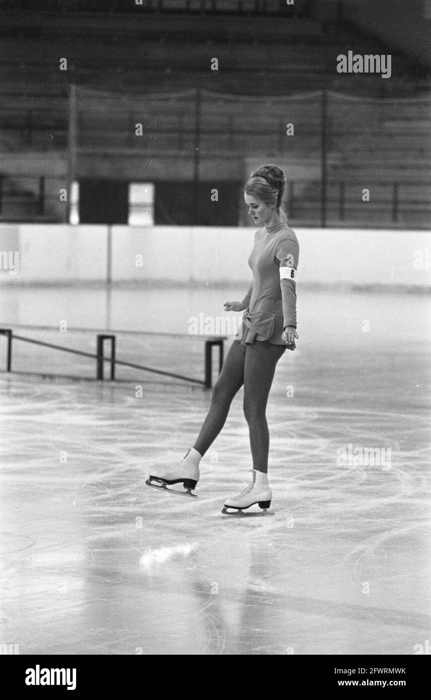 Campionato olandese di pattinaggio a figura a Heerenveen. LIA fa in azione, vincitrice di figure obbligatorie per le Signore, 18 gennaio 1970, Campionati, vincitori, pattinaggio di figura, Paesi Bassi, foto agenzia stampa del XX secolo, notizie da ricordare, documentario, fotografia storica 1945-1990, storie visive, Storia umana del XX secolo, che cattura momenti nel tempo Foto Stock
