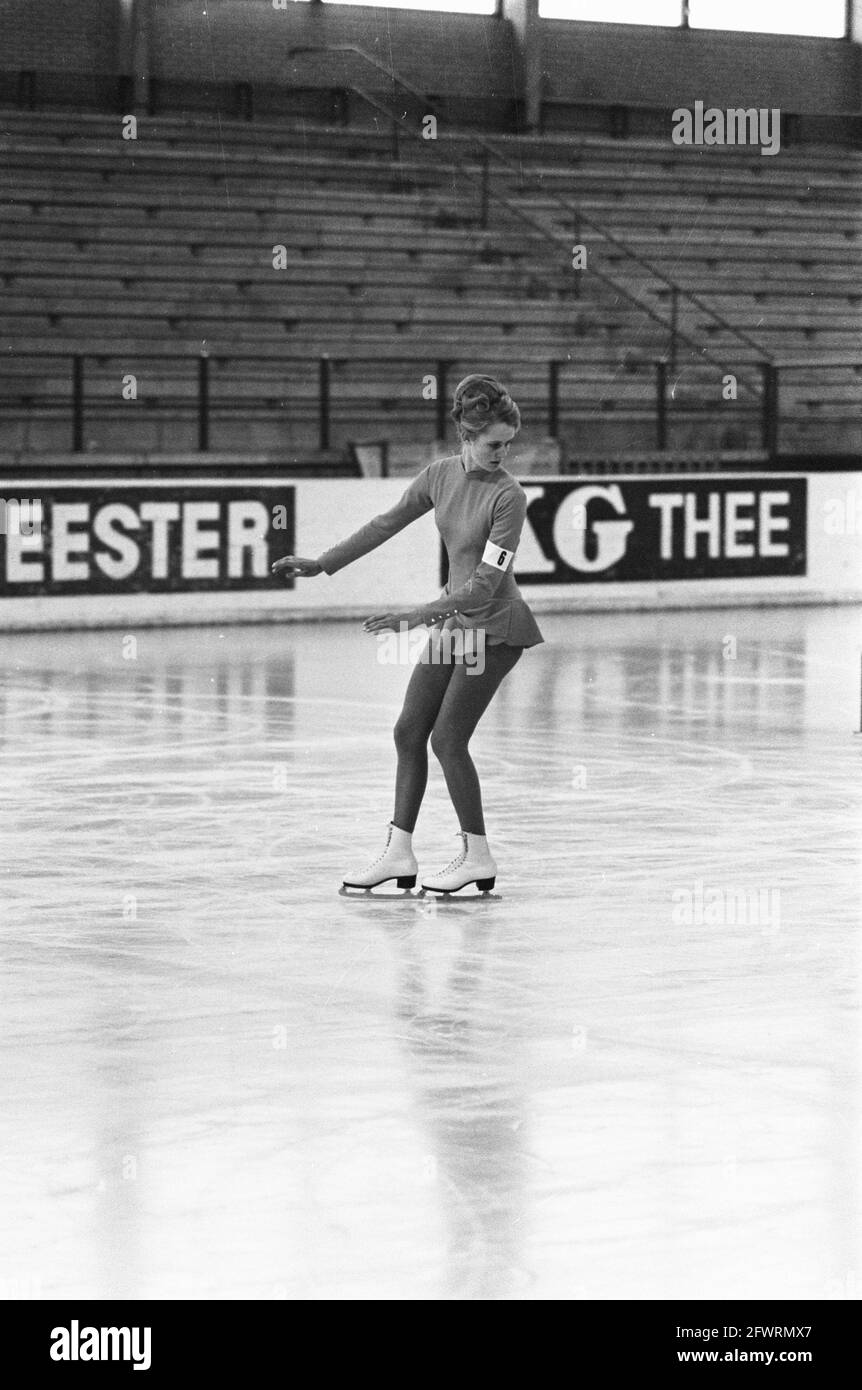 Campionato olandese pattinaggio a figura a Heerenveen. LIA fa in azione, vincitrice di figure obbligatorie per le Signore, 18 gennaio 1970, CAMPIONATI, vincitori, pattinaggio di figura, Paesi Bassi, foto agenzia stampa del XX secolo, notizie da ricordare, documentario, fotografia storica 1945-1990, storie visive, Storia umana del XX secolo, che cattura momenti nel tempo Foto Stock