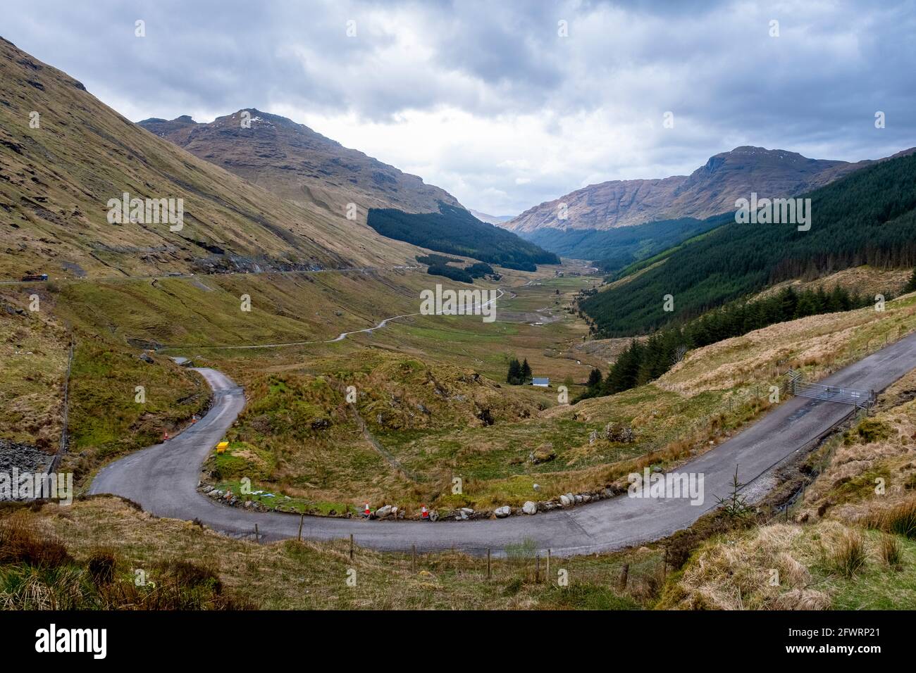 Ammira Glen Croe dal resto e ringraziati, Argyll, Scozia. La A 83 passa attraverso il glen insieme alla vecchia strada militare sulla destra. Foto Stock