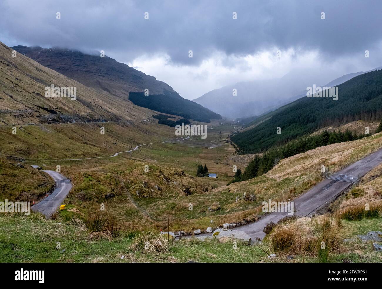 Ammira Glen Croe dal resto e ringraziati, Argyll, Scozia. La A 83 passa attraverso il glen insieme alla vecchia strada militare sulla destra. Foto Stock