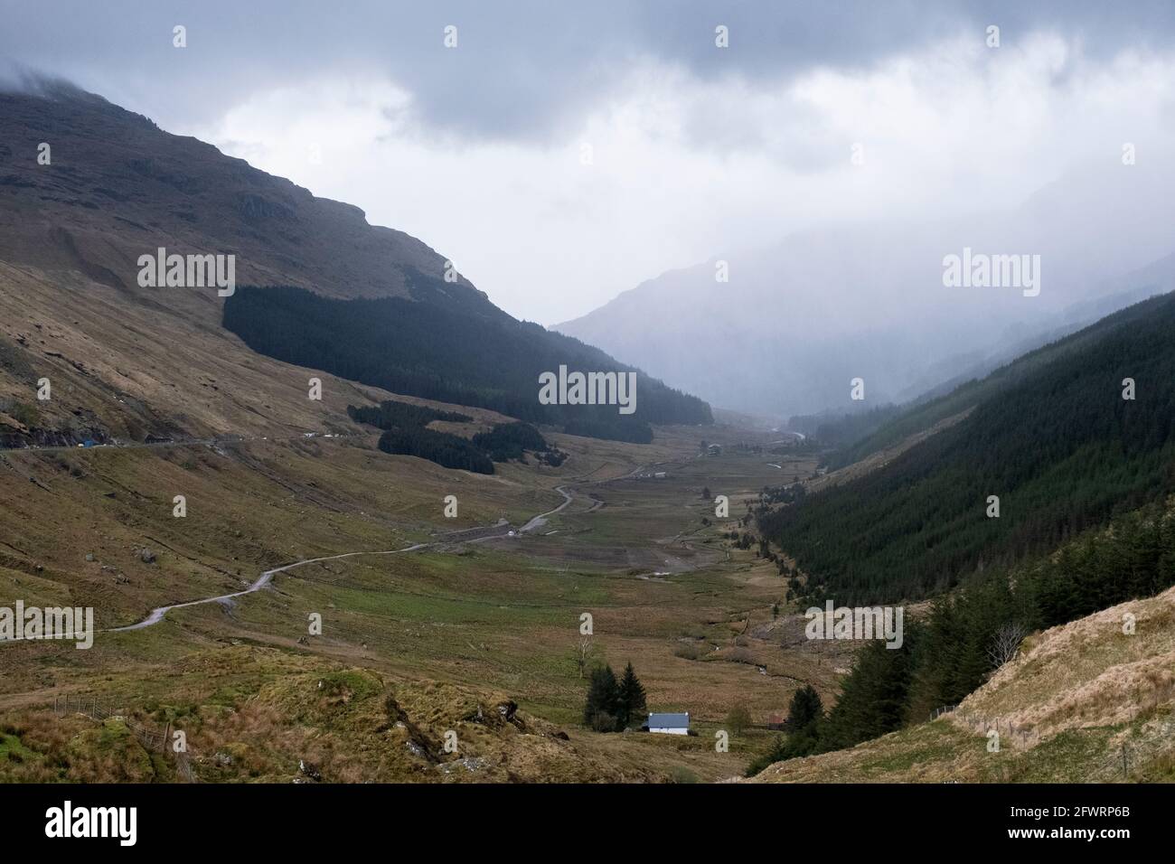 Ammira Glen Croe dal resto e ringraziati, Argyll, Scozia. La A 83 passa attraverso il glen insieme alla vecchia strada militare sulla destra. Foto Stock