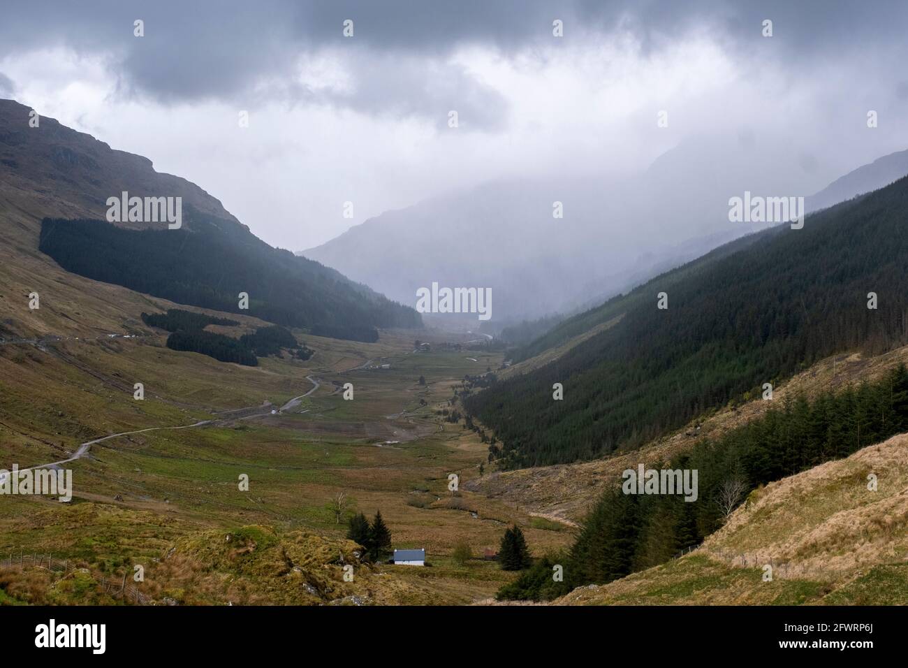 Ammira Glen Croe dal resto e ringraziati, Argyll, Scozia. La A 83 passa attraverso il glen insieme alla vecchia strada militare sulla destra. Foto Stock