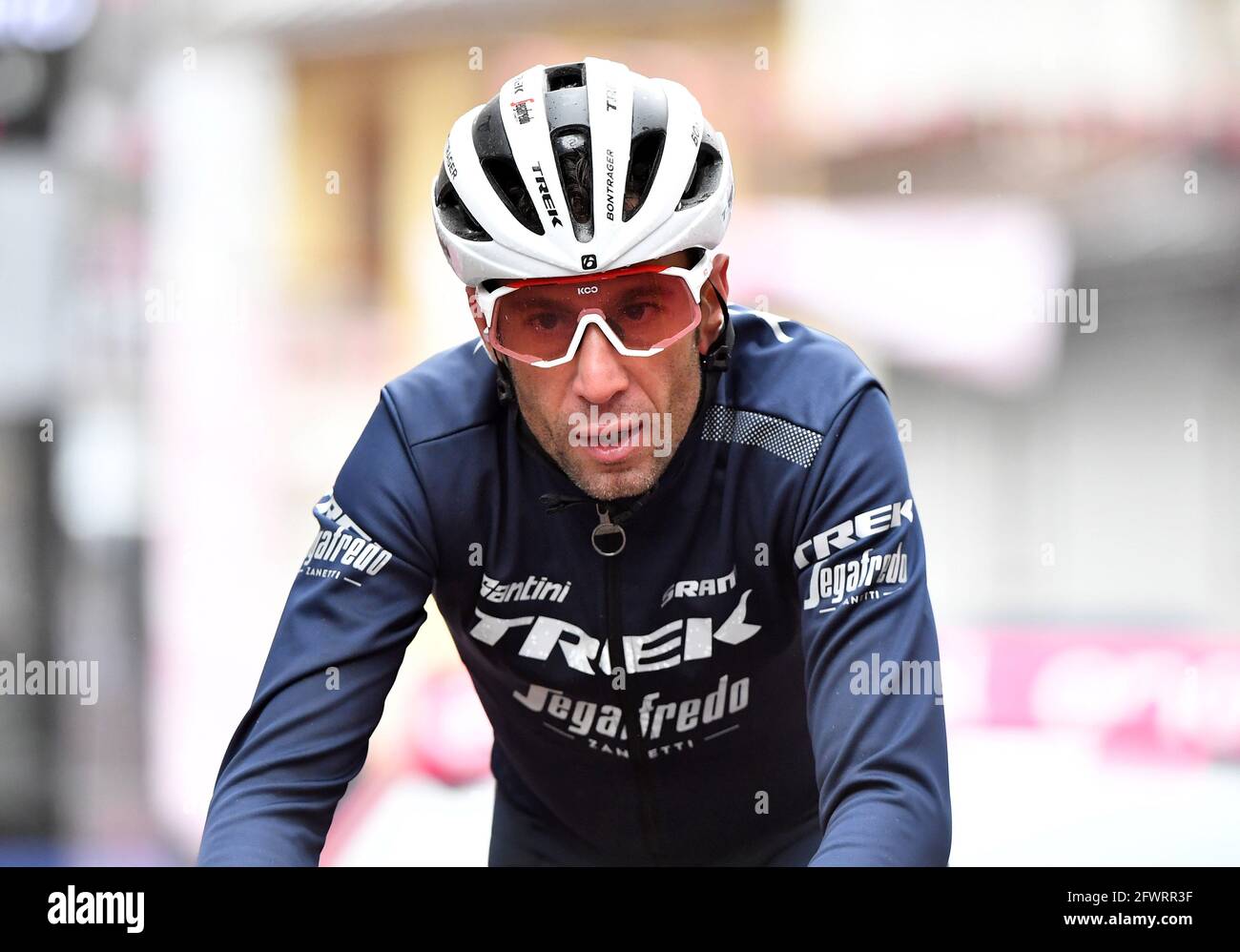 Ciclismo - giro d'Italia - tappa 16 - Sacile a Cortina d'Ampezzo, Italia -  24 maggio 2021 Trek-Segafredo pilota italiano Vincenzo Nibali al termine  della tappa 16 REUTERS/Jennifer Lorenzini Foto stock - Alamy