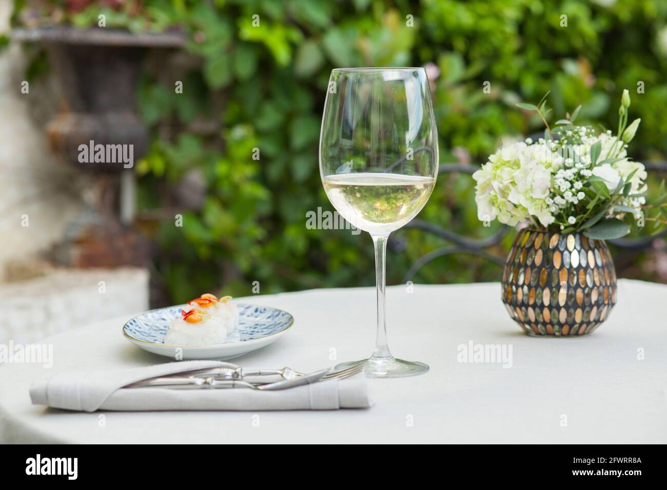 bicchiere di vino bianco con aperitivo Foto Stock