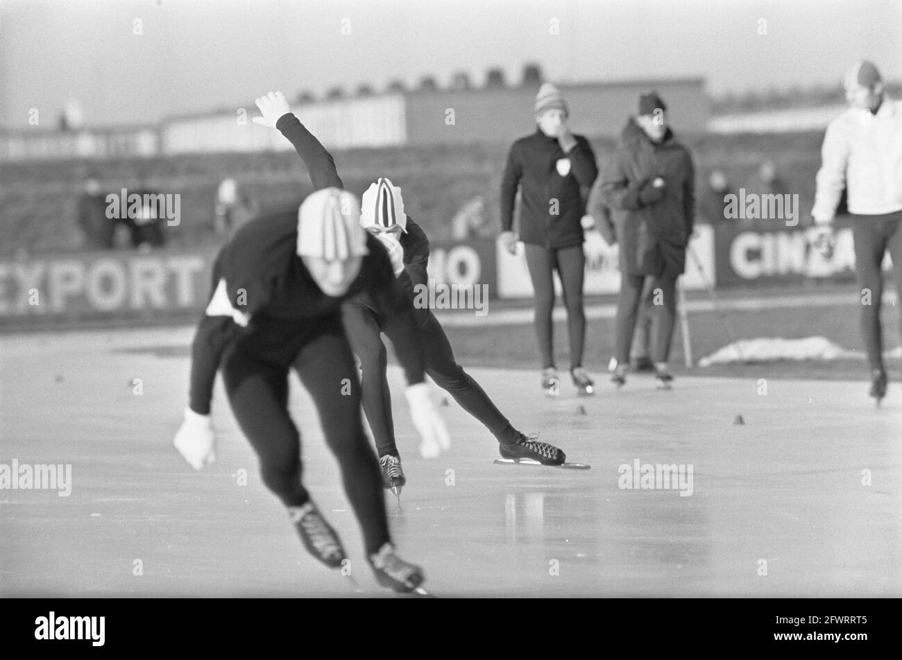 Campionato olandese di skating di velocità Ladies in Heerenveen, numero 17 R. Nooitgedacht, numero 19 G. Gilning, numero 20 J. Augustinus, 17 dicembre 1967, Campionati, pattinaggio di velocità, Sport, Paesi Bassi, foto agenzia stampa del XX secolo, notizie da ricordare, documentario, fotografia storica 1945-1990, storie visive, Storia umana del XX secolo, che cattura momenti nel tempo Foto Stock