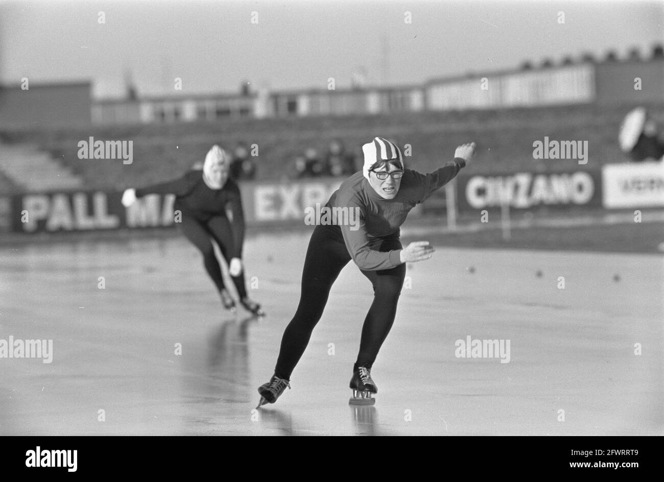 Campionato olandese di skating di velocità Ladies at Heerenveen, numero 2 Van der Brom (r) e J. Goorman (l), numero 3, 17 dicembre 1967, Campionati, Pattinaggio di velocità, sport, Paesi Bassi, foto agenzia stampa del XX secolo, notizie da ricordare, documentario, fotografia storica 1945-1990, storie visive, Storia umana del XX secolo, che cattura momenti nel tempo Foto Stock