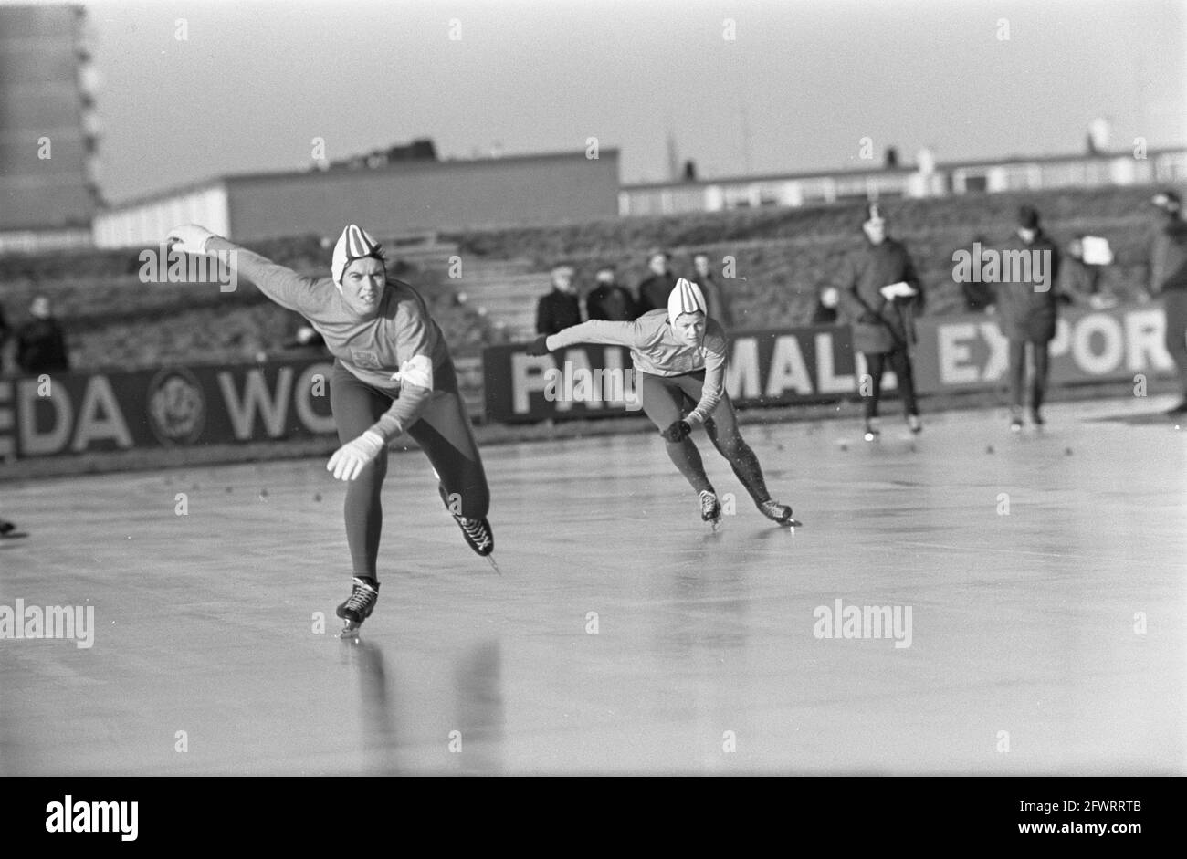 Campionati olandesi di pattinaggio di velocità Signore a Heerenveen, numero 7 R. Seinstra, numero 8 Kaiser (l) e Schut, 17 dicembre 1967, Campionati, pattinaggio di velocità, Sport, Paesi Bassi, foto agenzia stampa del XX secolo, notizie da ricordare, documentario, fotografia storica 1945-1990, storie visive, Storia umana del XX secolo, che cattura momenti nel tempo Foto Stock