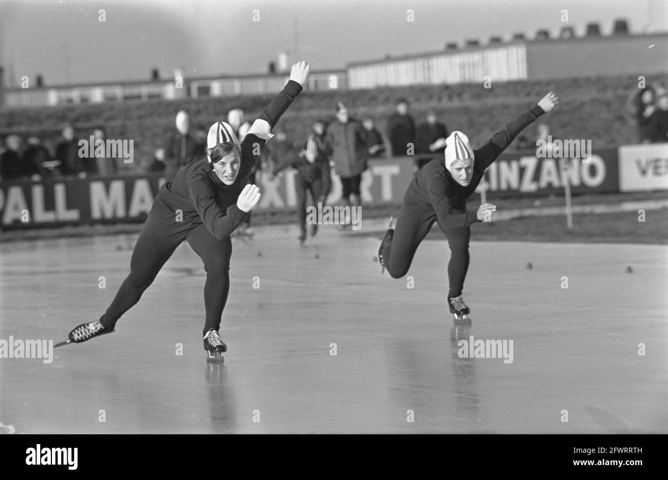 Campionato olandese di skating di velocità Ladies at Heerenveen, numero 13 W. Burgmeijer, numero 14 T. Veldhof (l), J. Blauw (r), numero 15 Nooitgedacht, numero 16 Ten, dicembre 17, 1967, Campionati, pattinaggio di velocità, sport, Paesi Bassi, foto agenzia stampa del xx secolo, notizie da ricordare, documentario, fotografia storica 1945-1990, storie visive, Storia umana del XX secolo, che cattura momenti nel tempo Foto Stock